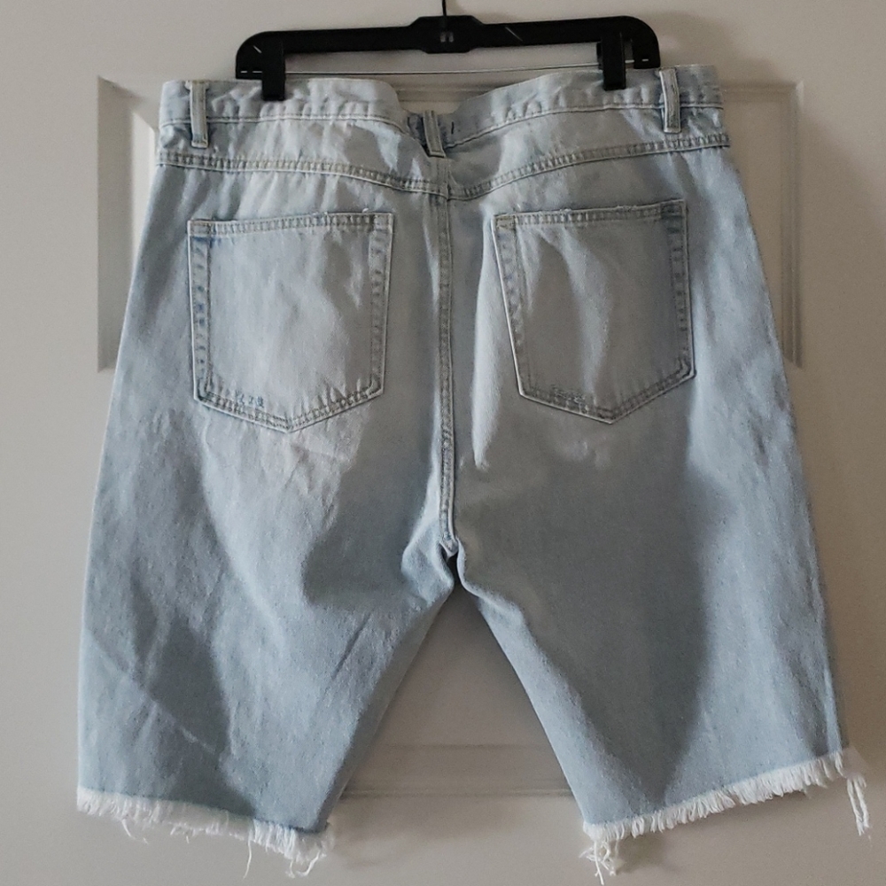 LIGHT STONEWASHED RIPPED JEAN SHORTS - Picture 2 of 9